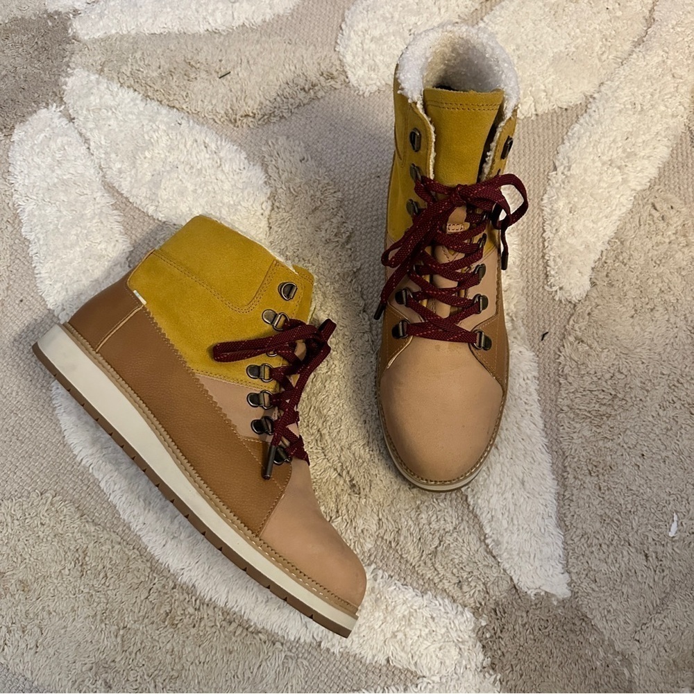 Toms Brown Yellow Suede Hiking Boots sz 9